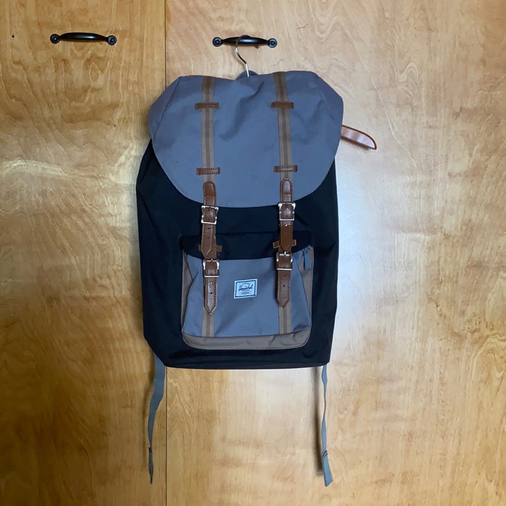 Herschel “Little America” Backpack 25L